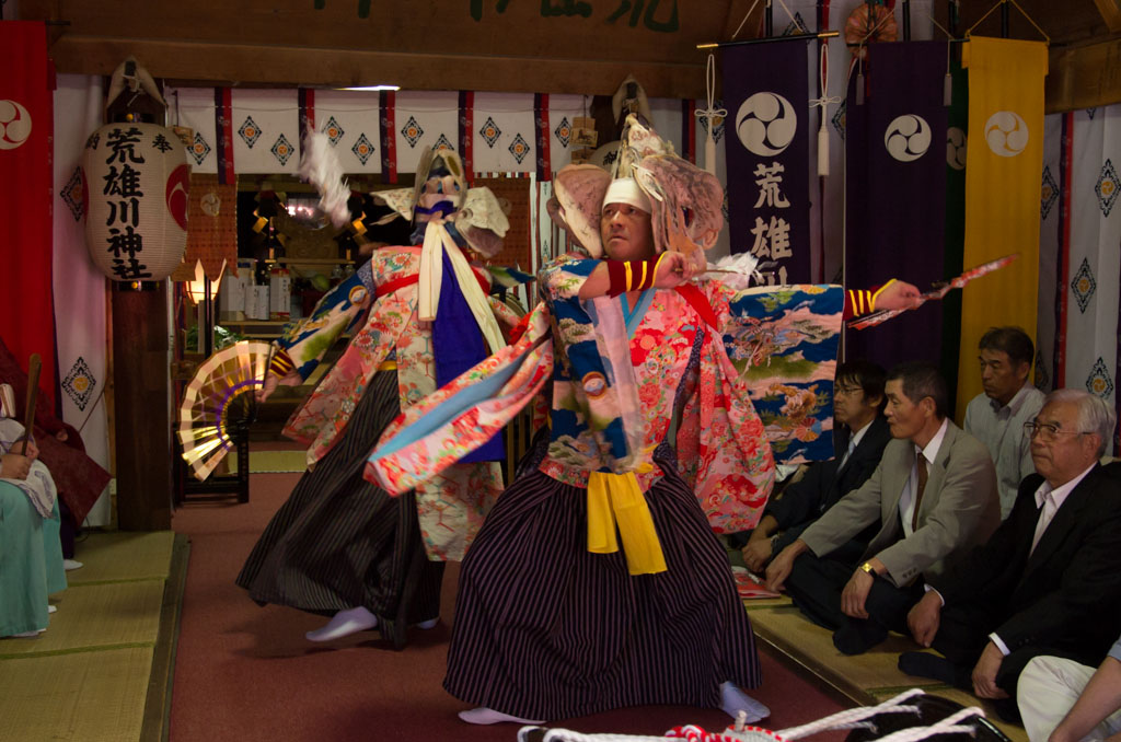 荒雄川神社祭典「奉納の舞」の様子